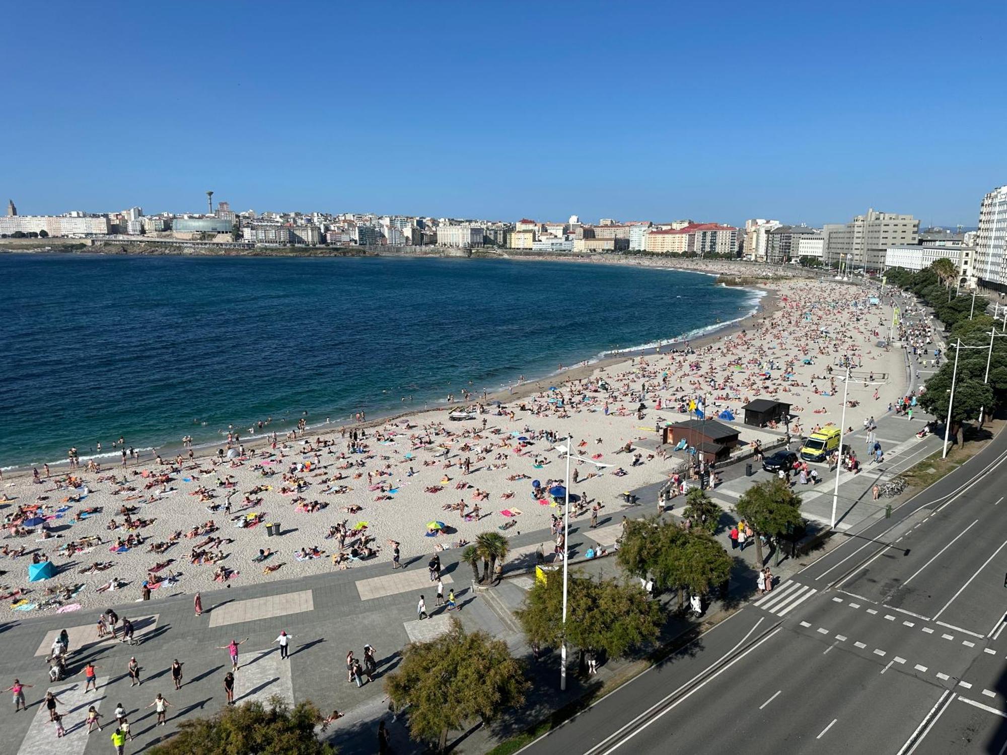 Piso Con Vistas A La Playa De Riazor Apartment โอโกรูญา ภายนอก รูปภาพ